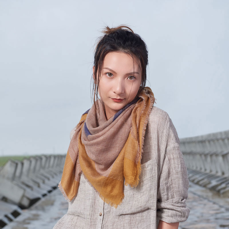 經(jīng)典千鳥格羊絨色織披肩